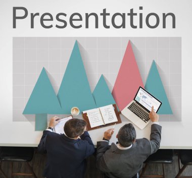 laptop ile çalışan takım elbiseli erkekler