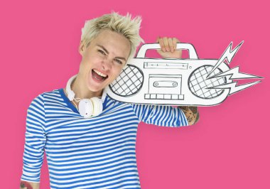 Kağıt boombox dövmeli kadın
