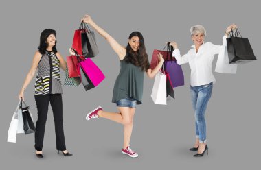 mutlu kadın alışveriş keyfini çıkarın