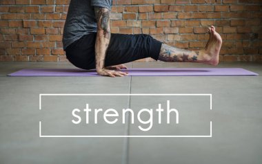 Yoga egzersiz egzersiz yapan erkek