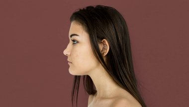 beyaz kadın gömleksiz