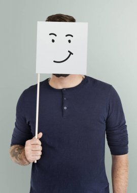 Kağıt bayrak ile yüz kapsayan adam