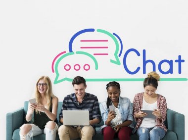 Arkadaşlar dijital cihazlar kullanarak 