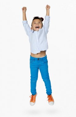 Küçük çocuk zıplıyor