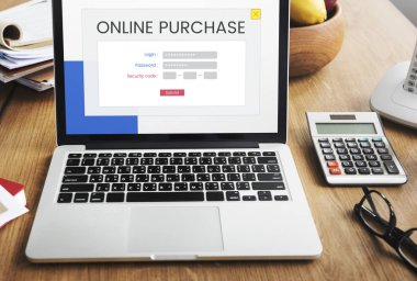 nesneleri ve masa üstünde laptop