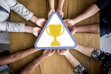 İnsanlar holding afiş