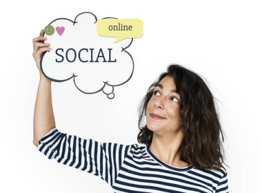 konuşma balonu tutan kadın