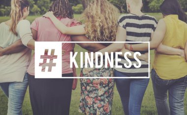 Beş kadın Parkı önünde kucaklayan