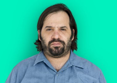 sakallı adam kameraya bakan