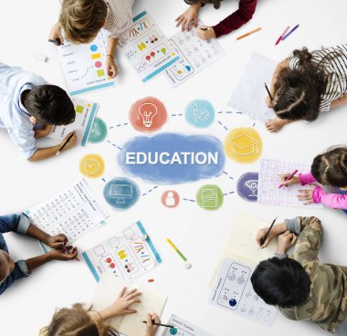 okul çocukları yerde yatarken