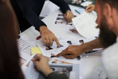 iş adamları fikirleri hakkında konuşmak