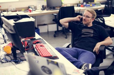 Bilgisayar ile ofiste çalışan adam