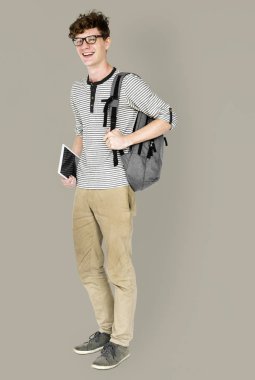 sırt çantası ve tablet ile ayakta adam 