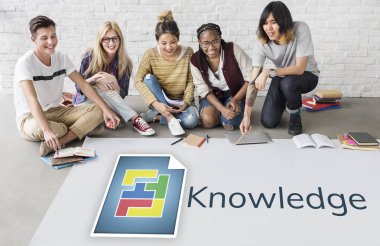 öğrenciler proje üzerinde birlikte çalışma