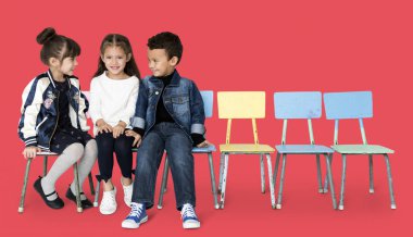 sandalye üzerinde oturan çocuk