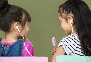 sandalye üzerinde oturan küçük kızlar