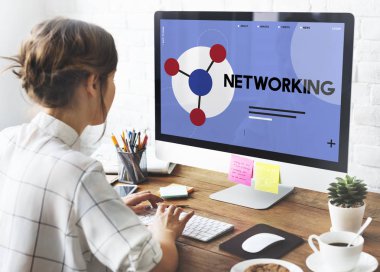 bilgisayar ile çalışan kadın