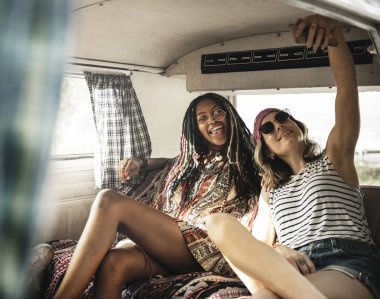 Arkadaşlar Selfie bir araba alarak 