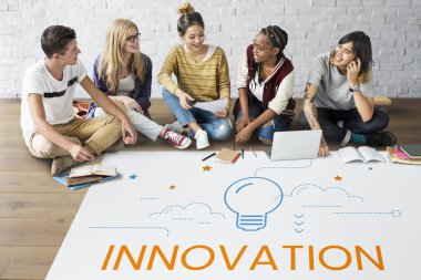 öğrenciler proje üzerinde birlikte çalışma