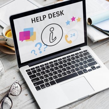 ahşap masa üstünde açılan laptop