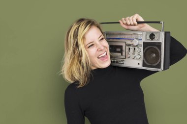 boombox sarışın kadınla