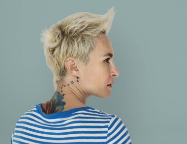 dövme çekici sarışın kadınla 