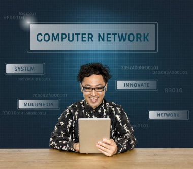 Dijital tablet kullanan adam 