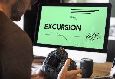 kamera monitör ekran önünde tutan adam