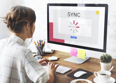 bilgisayar ile çalışan kadın