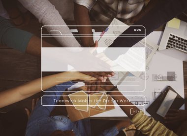 İnsanlar birlikte elele