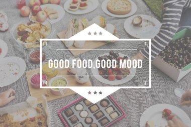 Piknikte dışarıda lezzetli yemekler