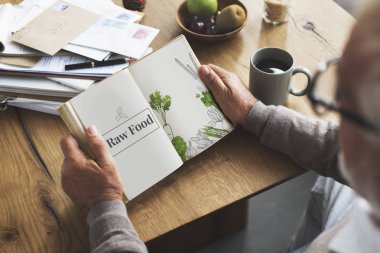 üst düzey yetişkin adam okuma kitabı