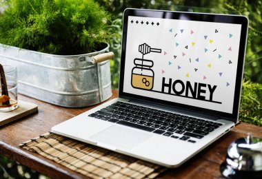 ahşap masa üstünde açılan laptop 