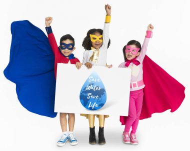 süper kahraman kostümleri giyen çocuk