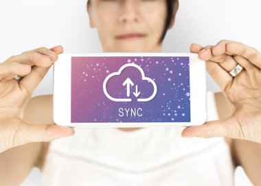 Akıllı telefon tutan kadın. 