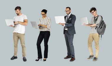 Dizüstü bilgisayarlar kullanan kişiler, çeşitli