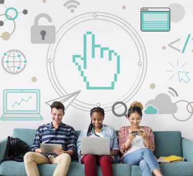 Arkadaşlar dijital cihazlar kullanarak 