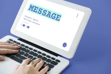 Dizüstü bilgisayarda yazan kadın klavyesi