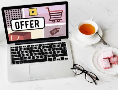 Açık çalışma tablosu üstünde laptop