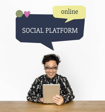 Dijital tablet kullanan adam