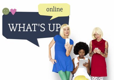 dijital cihazlar kullanarak çok kültürlü kadınlar