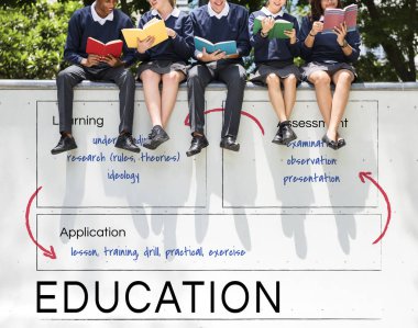 bir grup öğrenci birlikte okuyorlar.