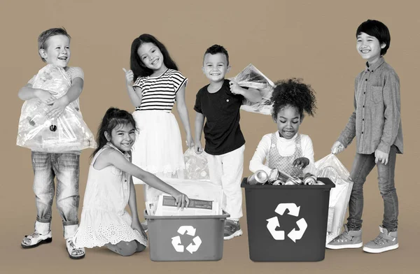 Děti s odpadu k recyklaci — Stock fotografie