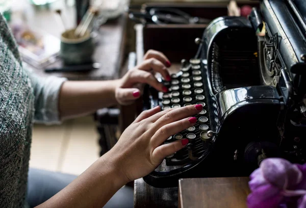 Kvinna skriva på vintage skrivmaskin — Stockfoto