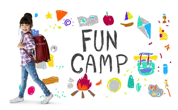 Niño feliz con tablero amarillo grande y cara sonriente con inscripción