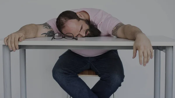 Человек, спящий на столе — стоковое фото