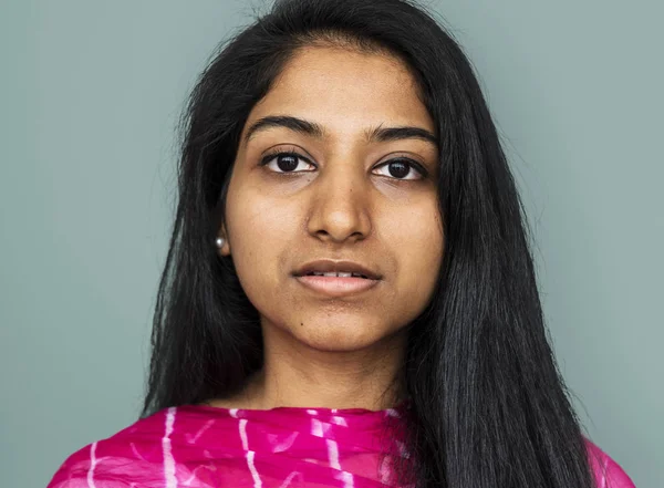 Mujer india adulta joven seria — Foto de Stock