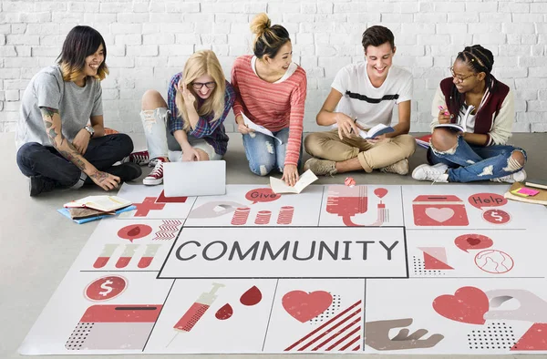 Studenti che lavorano insieme al progetto — Foto Stock