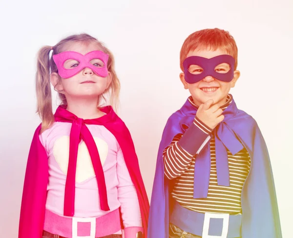 Niños pequeños con máscaras de superhéroes — Foto de Stock