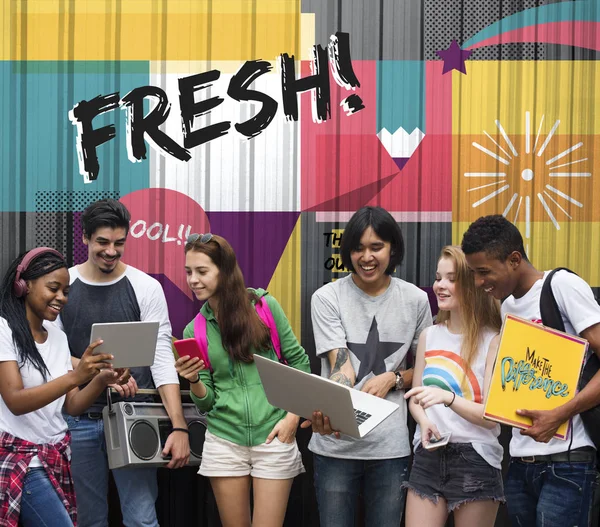 Amigos estudantes com laptops — Fotografia de Stock